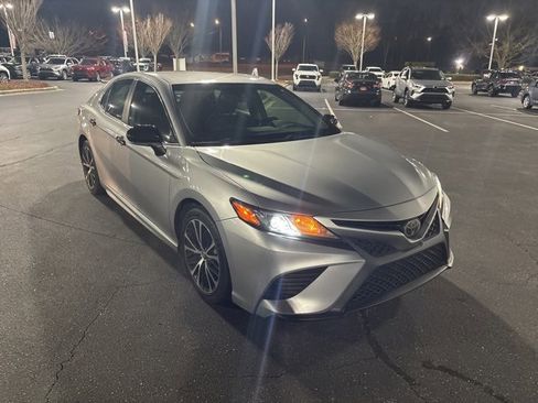 Used 2018 Toyota Camry SE image 3