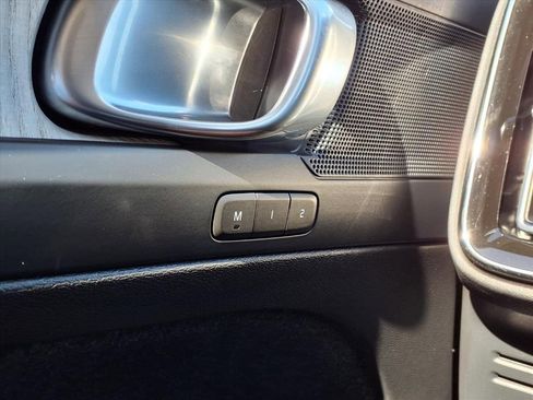 Certified 2024 Volvo XC40 B5 Plus image 33