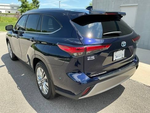 Used 2023 Toyota Highlander Platinum AWD/4WD image 2
