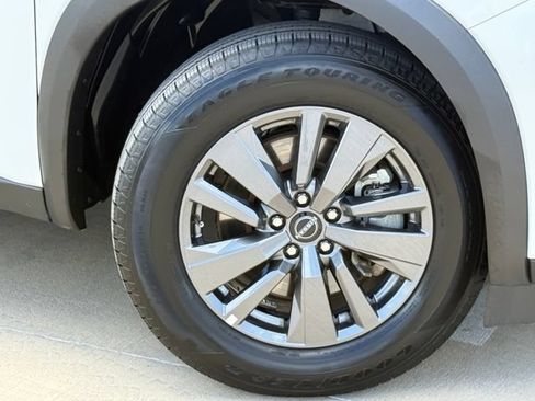 Used 2024 Nissan Pathfinder SV FWD image 2