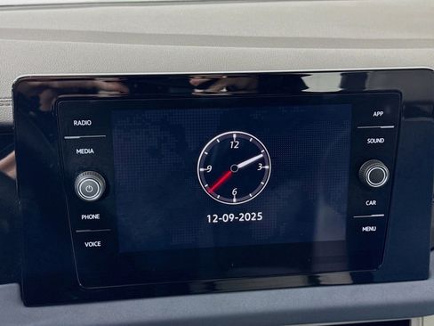 Certified 2025 Volkswagen Jetta SE w/ Sunroof Package image 16