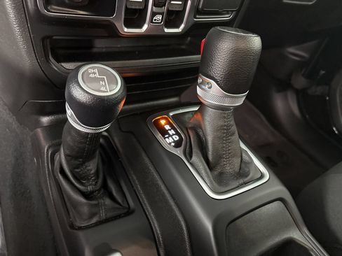 Used 2022 Jeep Gladiator Sport AWD/4WD image 16