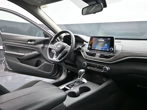 Used 2025 Nissan Altima 2.5 SV FWD image 42