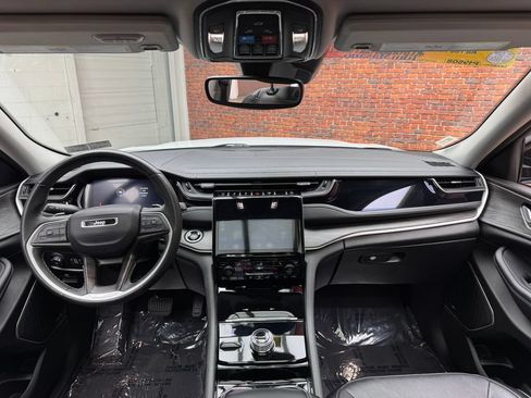 Used 2022 Jeep Grand Cherokee L Limited AWD/4WD image 13