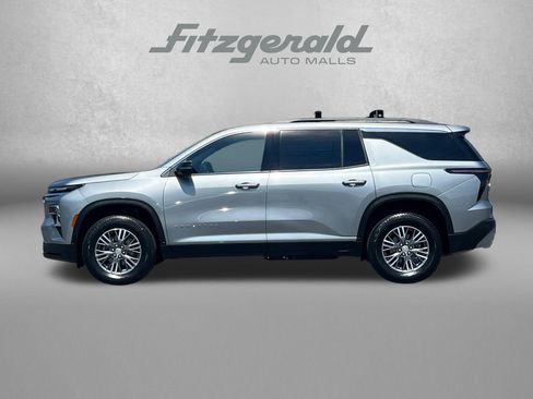 Used 2025 Chevrolet Traverse LT FWD image 4