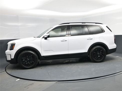 Used 2025 Kia Telluride AWD image 3