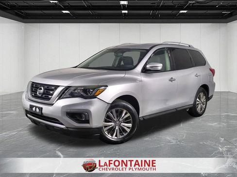Used 2018 Nissan Pathfinder SV image 1
