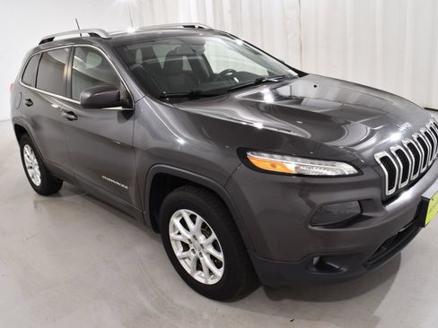 Used 2017 Jeep Cherokee Latitude AWD/4WD image 5
