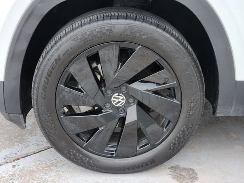 Used 2024 Volkswagen Atlas SE w/ Black Wheel Package FWD image 15