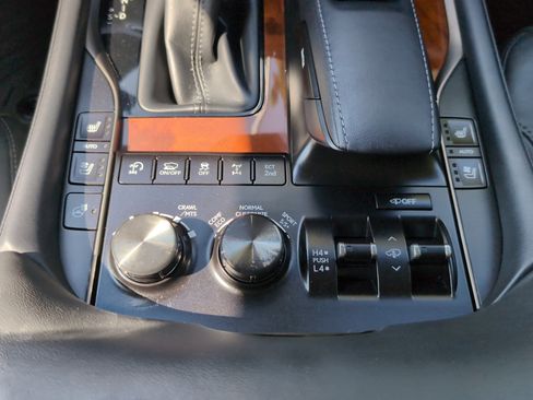Used 2020 Lexus LX 570 4WD w/ Luxury Package image 47