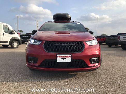 New 2025 Chrysler Pacifica Select w/ Fav Edition Package image 2