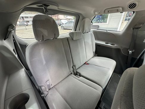 Used 2020 Toyota Sienna LE FWD image 17
