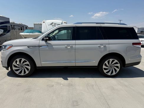 Used 2022 Lincoln Navigator Reserve AWD/4WD image 6