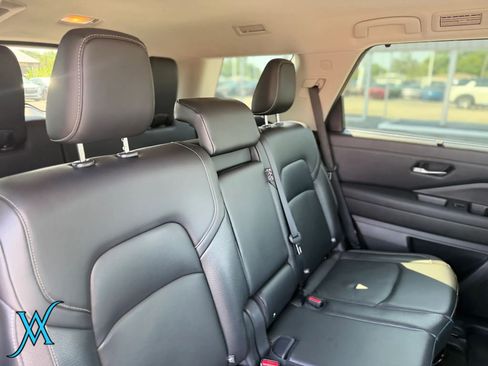 Used 2022 Nissan Pathfinder SL w/ SL Black Package AWD/4WD image 22