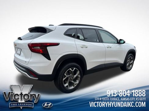 Used 2025 Chevrolet Trax LT FWD image 5