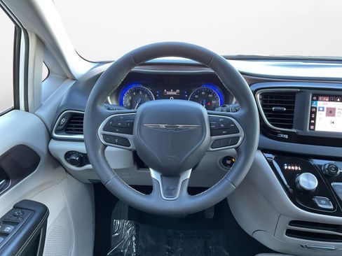 Used 2023 Chrysler Voyager LX image 12