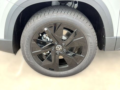 New 2026 Volkswagen Taos SE FWD image 12