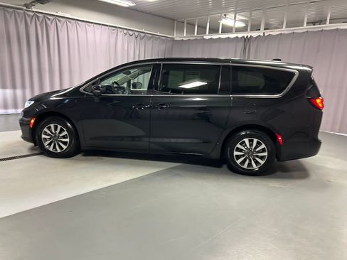 Used 2023 Chrysler Pacifica Touring-L image 4