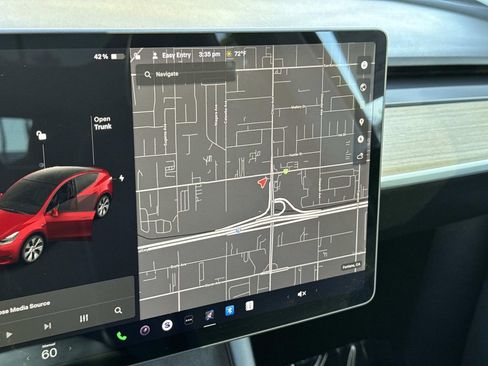 Used 2021 Tesla Model Y Long Range image 11