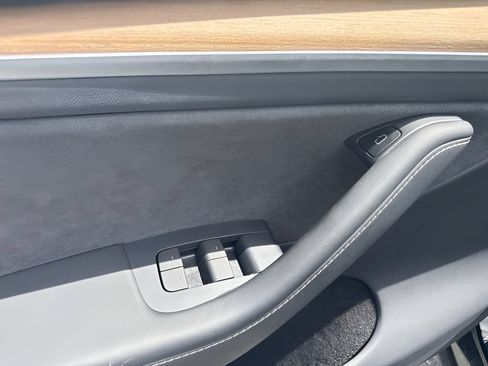 Used 2023 Tesla Model Y Long Range AWD/4WD image 18