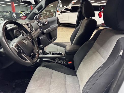 Used 2020 Toyota Tacoma TRD Sport w/ Technology Package image 32