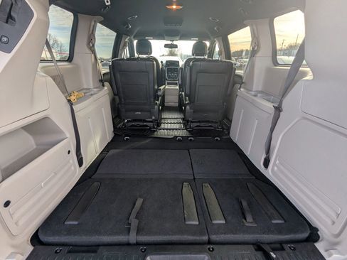 Used 2017 Dodge Grand Caravan SXT image 9
