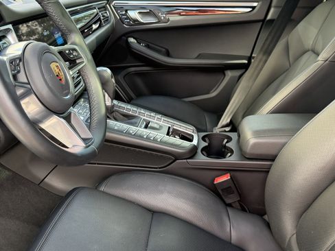 Certified 2021 Porsche Macan image 4
