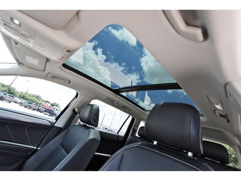 Used 2022 Volkswagen Tiguan SE AWD/4WD image 36