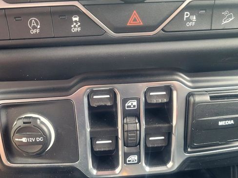 Used 2021 Jeep Wrangler Unlimited Sahara AWD/4WD image 23