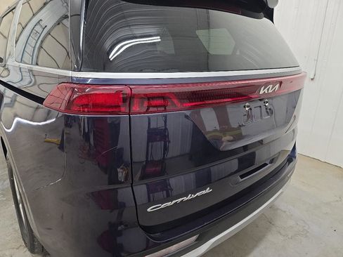 Used 2022 Kia Carnival LX image 12