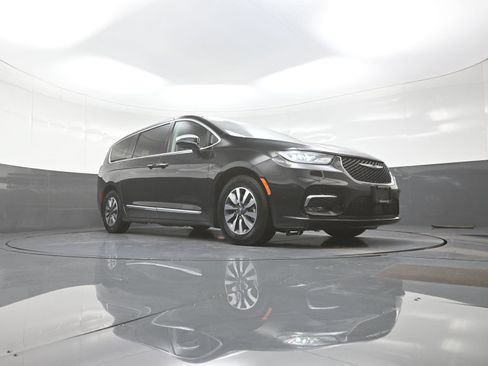 Used 2023 Chrysler Pacifica Limited FWD image 9