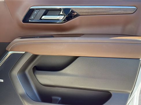 Used 2025 Chevrolet Tahoe High Country image 10