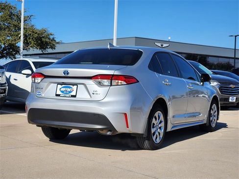 Used 2025 Toyota Corolla LE image 3