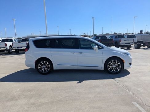Used 2017 Chrysler Pacifica Limited image 4