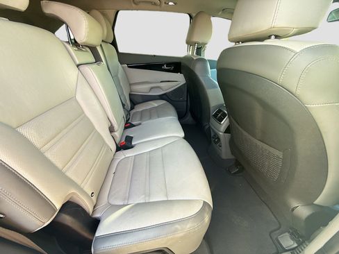 Used 2019 Kia Sorento SX image 29