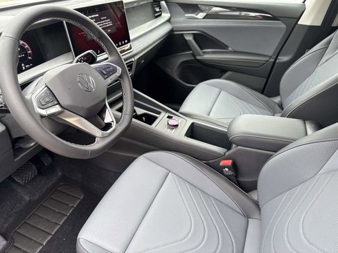 Used 2025 Volkswagen Tiguan SE image 17