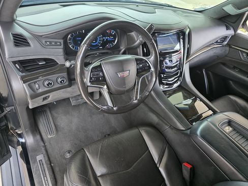 Used 2018 Cadillac Escalade Platinum AWD/4WD image 12