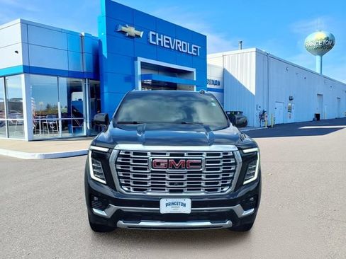 Used 2025 GMC Yukon XL Denali AWD/4WD image 9
