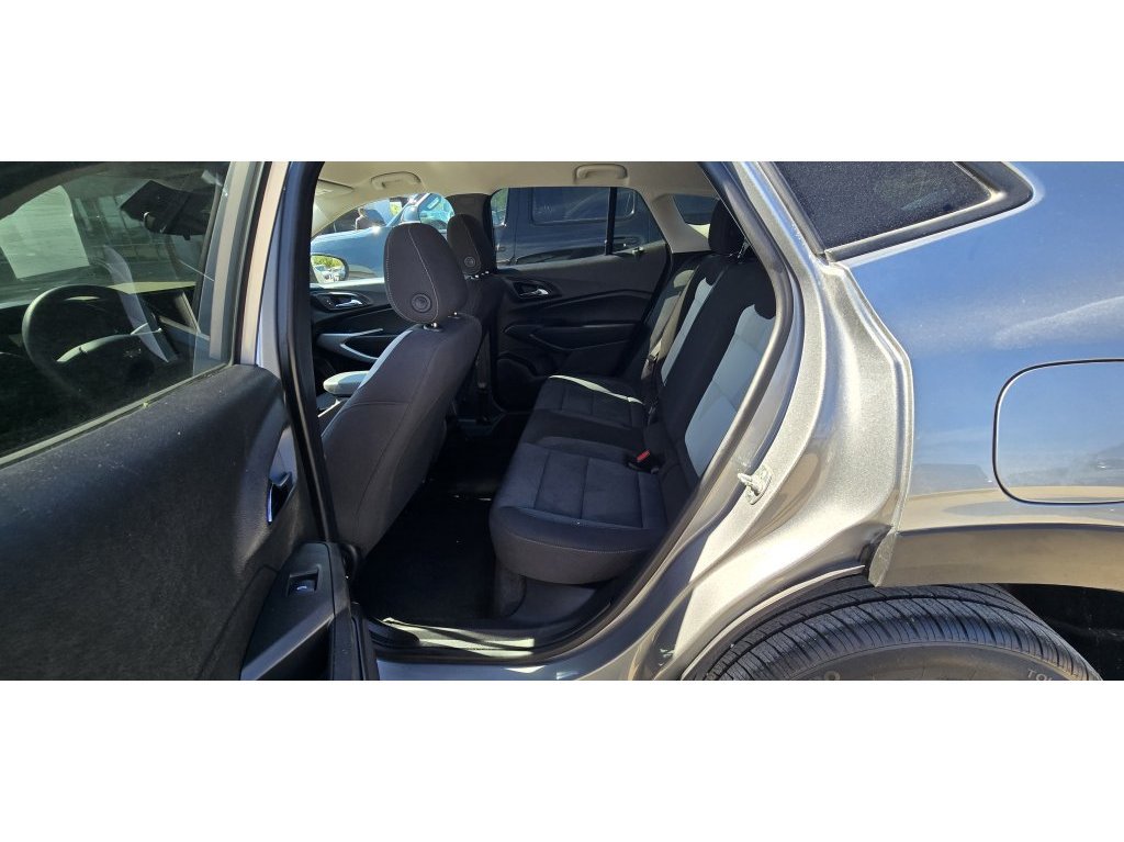 Used 2025 Chevrolet Trax LS w/ LS Convenience Package FWD image 4