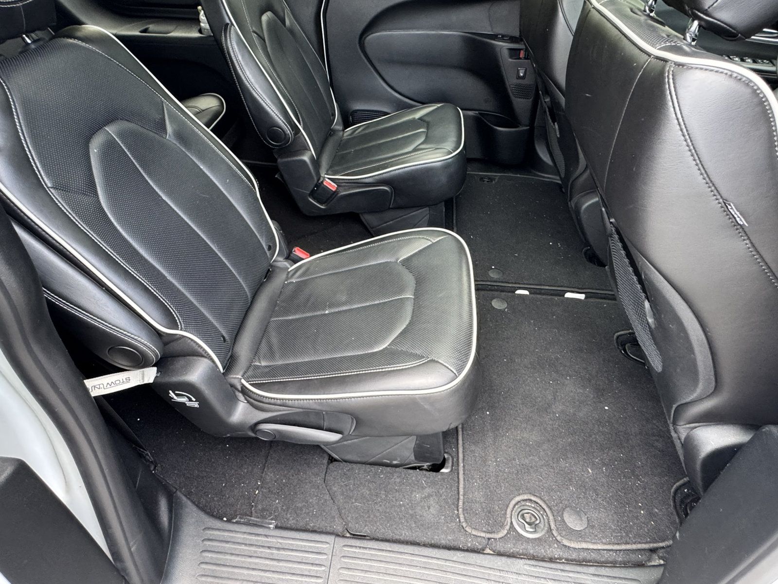 Used 2025 Chrysler Pacifica Limited FWD image 19