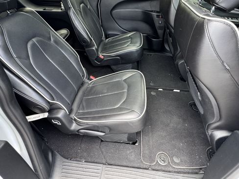 Used 2025 Chrysler Pacifica Limited FWD image 19