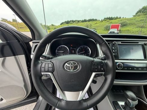 Used 2018 Toyota Highlander XLE AWD/4WD image 34