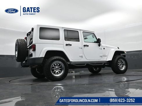 Used 2018 Jeep Wrangler Unlimited Sahara AWD/4WD image 34