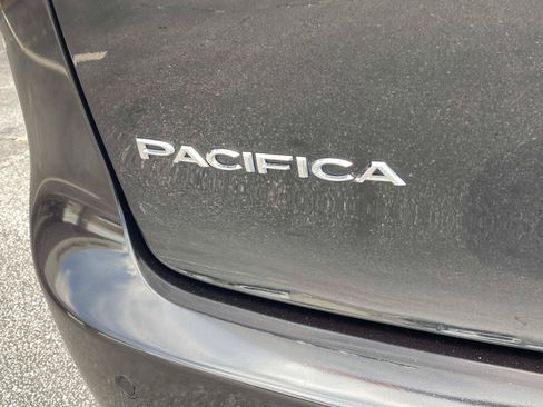 Used 2024 Chrysler Pacifica Limited FWD image 5