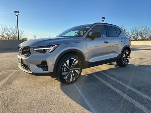 Certified 2025 Volvo XC40 B5 Plus image 4