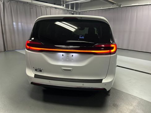 Used 2023 Chrysler Pacifica Touring-L FWD image 6