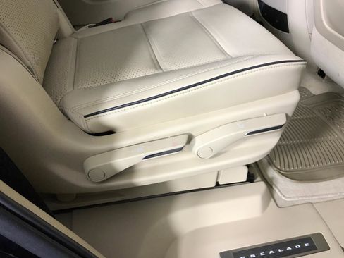 Used 2021 Cadillac Escalade Premium Luxury image 27