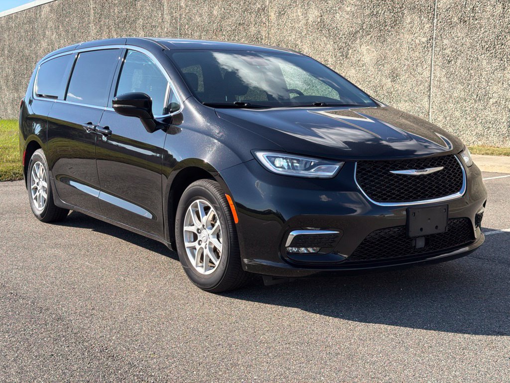 Used 2025 Chrysler Pacifica Select FWD image 1