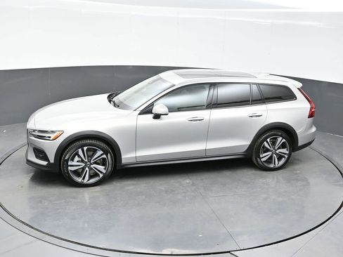 Used 2025 Volvo V60 B5 Cross Country Plus AWD/4WD image 35