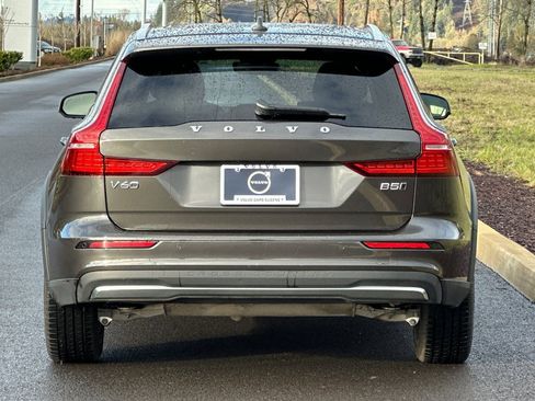 Used 2025 Volvo V60 B5 Cross Country Plus image 4